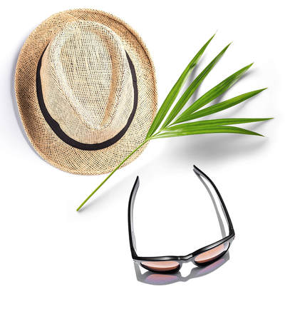 Utensilien für den Sonnenschutz: Sonnenbrille und Hut als Kopfbedeckung