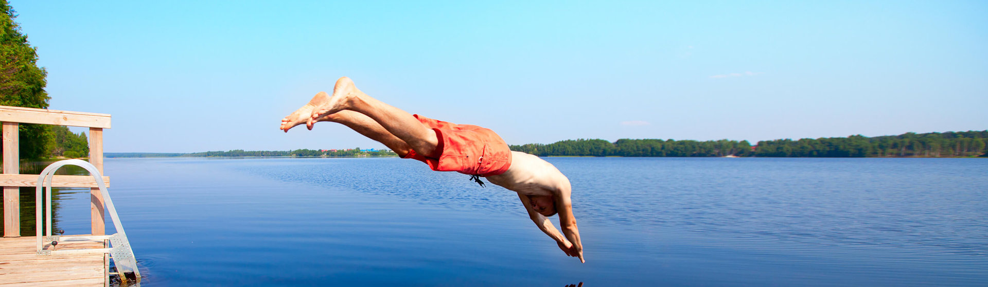 Mann springt in den See