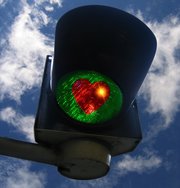 Ampel mit rotem Herz auf grünem Hintergrund