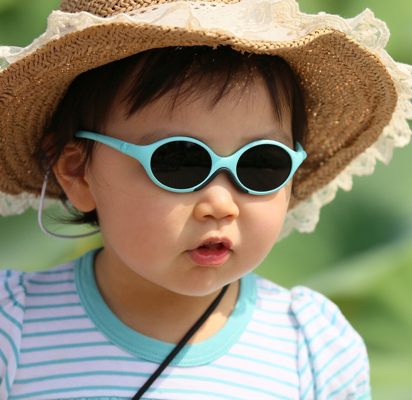 Kleinkind mit Sonnenhut und Sonnenbrille Kleinkind mit Sonnenhut und Sonnenbrille