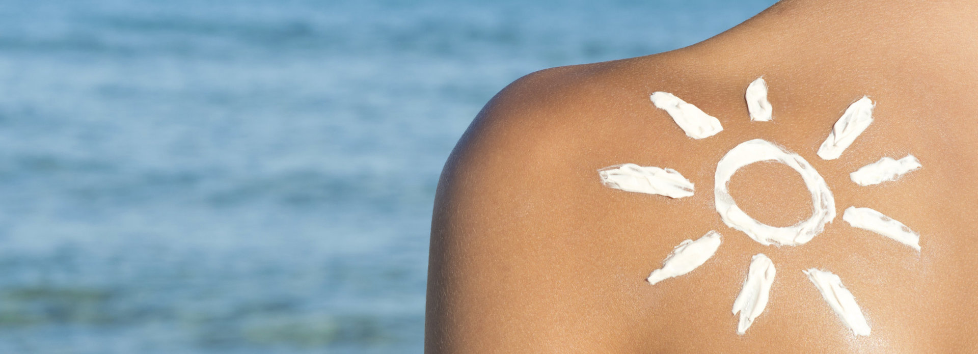 Sonnencreme auf den Rücken aufgetragen